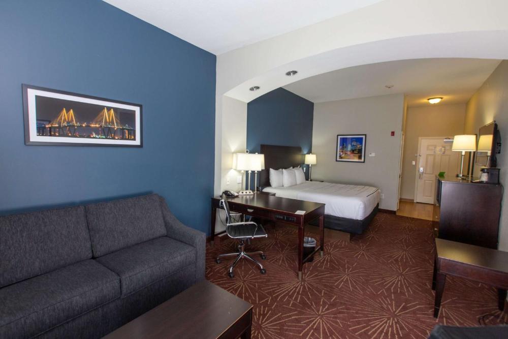 Deluxe King Room interior